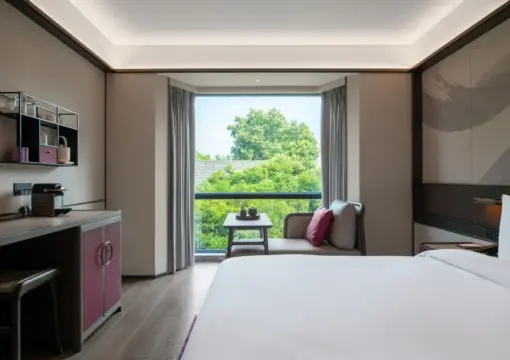 Deluxe King Garden View