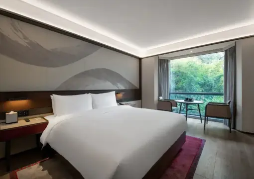 Deluxe King Garden View